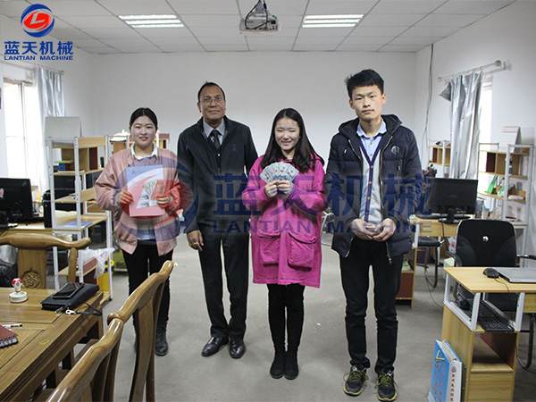 印度客戶現(xiàn)場(chǎng)訂購(gòu)茶葉烘干機(jī)