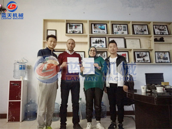 摩洛哥客戶現(xiàn)場(chǎng)試機(jī)魚(yú)干烘干機(jī)