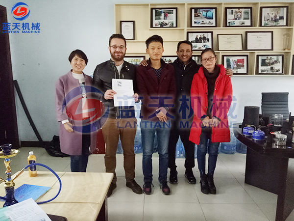 伊拉克水果烘干機(jī)客戶現(xiàn)場(chǎng)簽訂合同